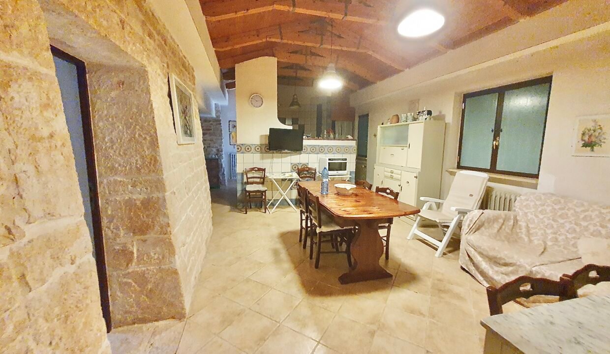 immobile-vendesi-strada-monte-tre-carlini-alberobello-apulia-case (19)