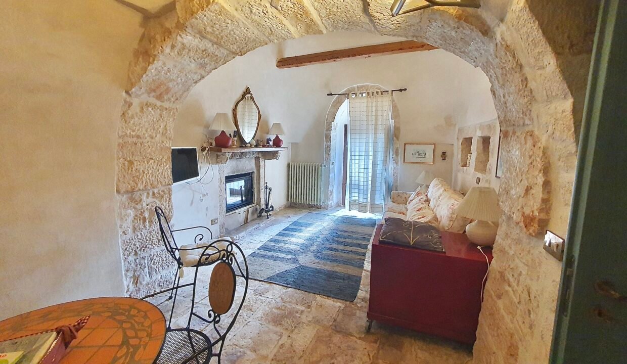 immobile-vendesi-strada-monte-tre-carlini-alberobello-apulia-case (22)