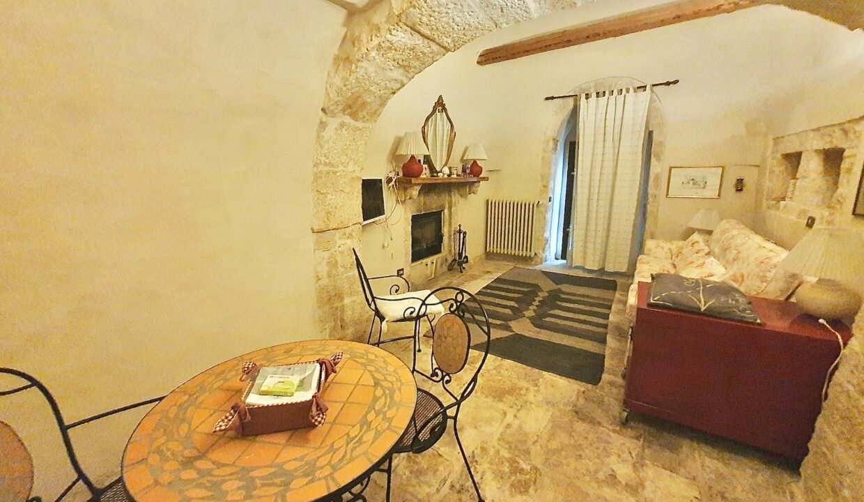 immobile-vendesi-strada-monte-tre-carlini-alberobello-apulia-case (28)