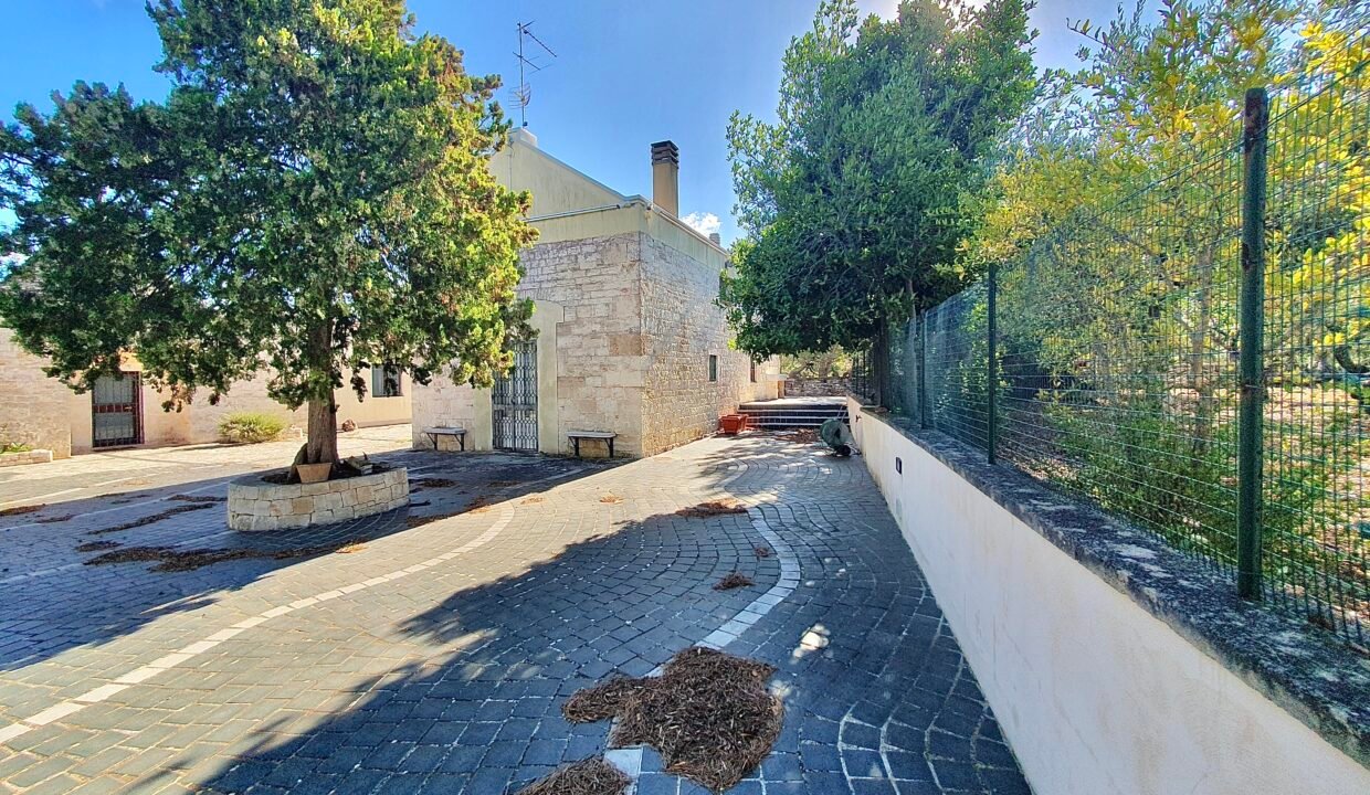 immobile-vendesi-strada-monte-tre-carlini-alberobello-apulia-case (32)