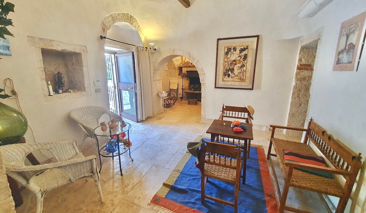 immobile-vendesi-strada-monte-tre-carlini-alberobello-apulia-case (7)